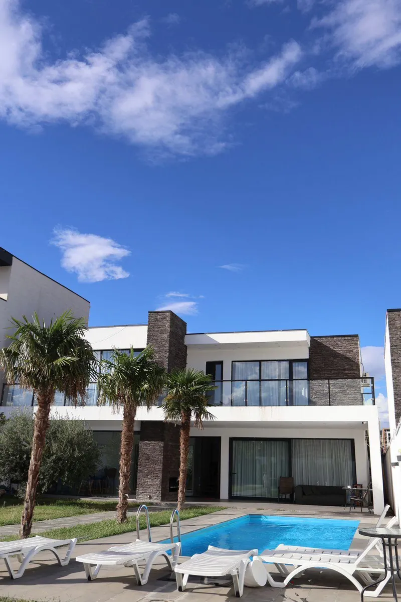 House, 5-room, 300 m²
