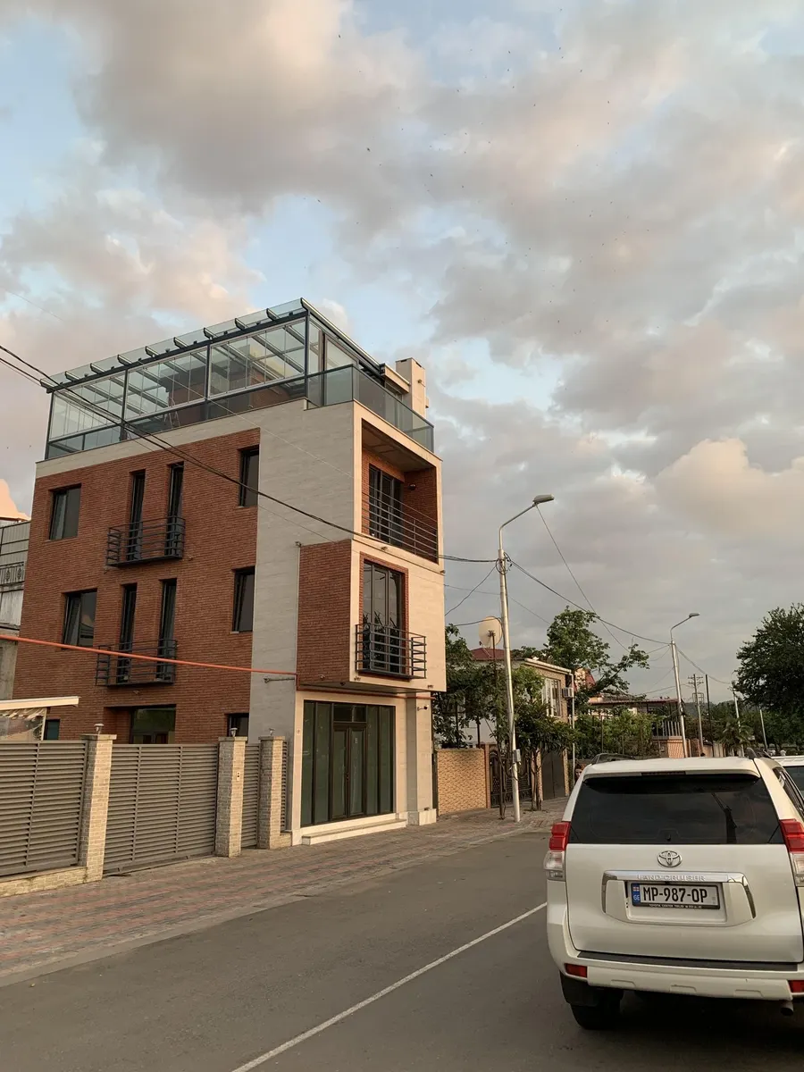 House, 5-room, 250 m²
