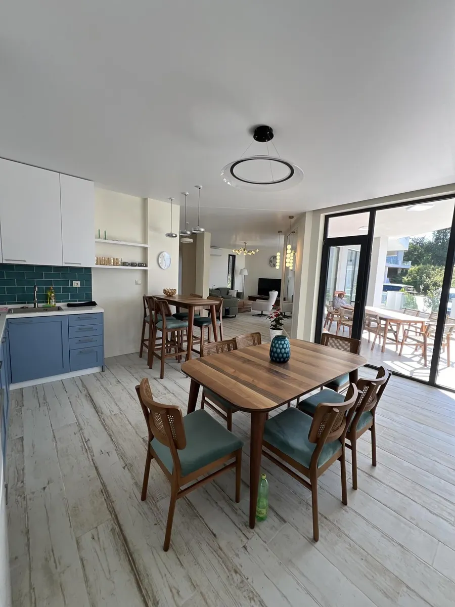 House, 6-room, 417 m²