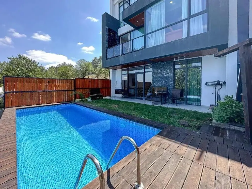 House, 9-room, 280 m²