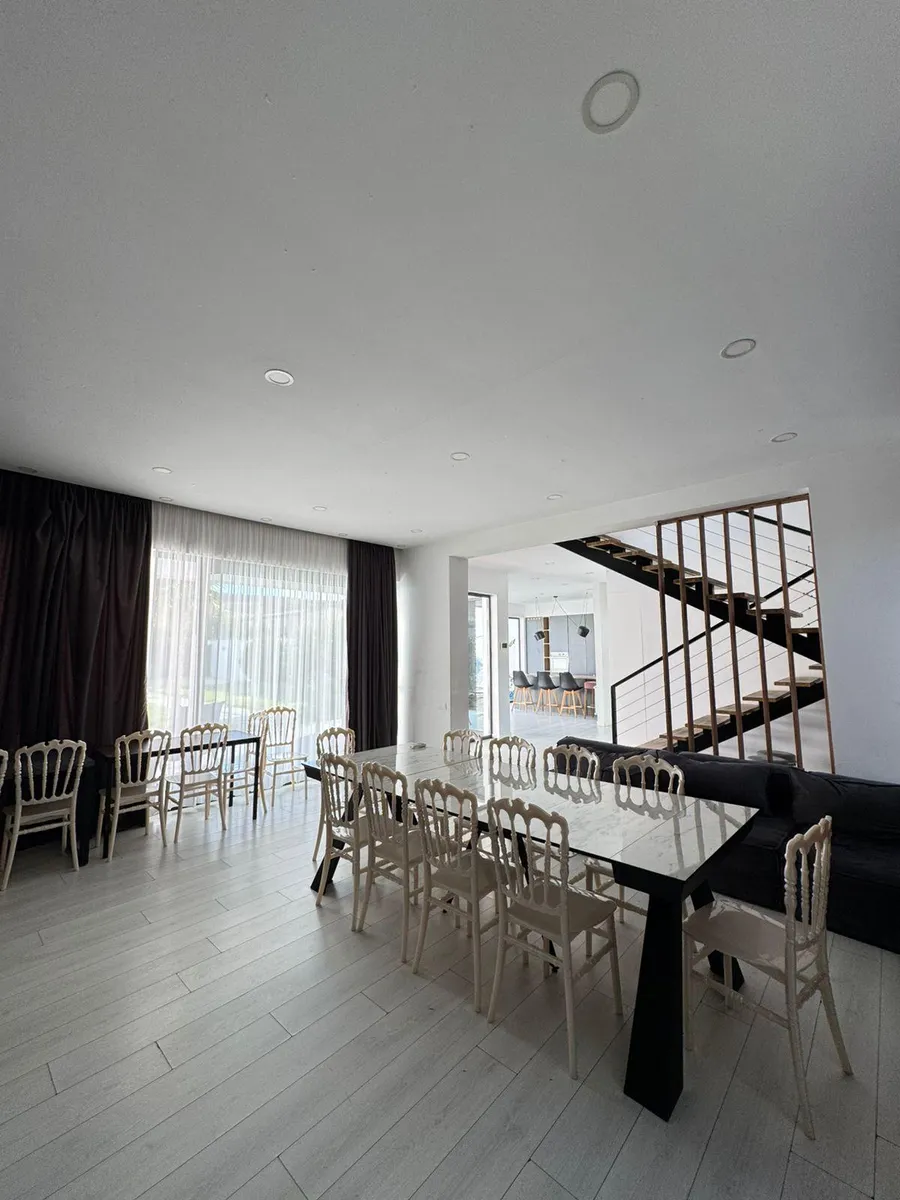 House, 5-room, 300 m²