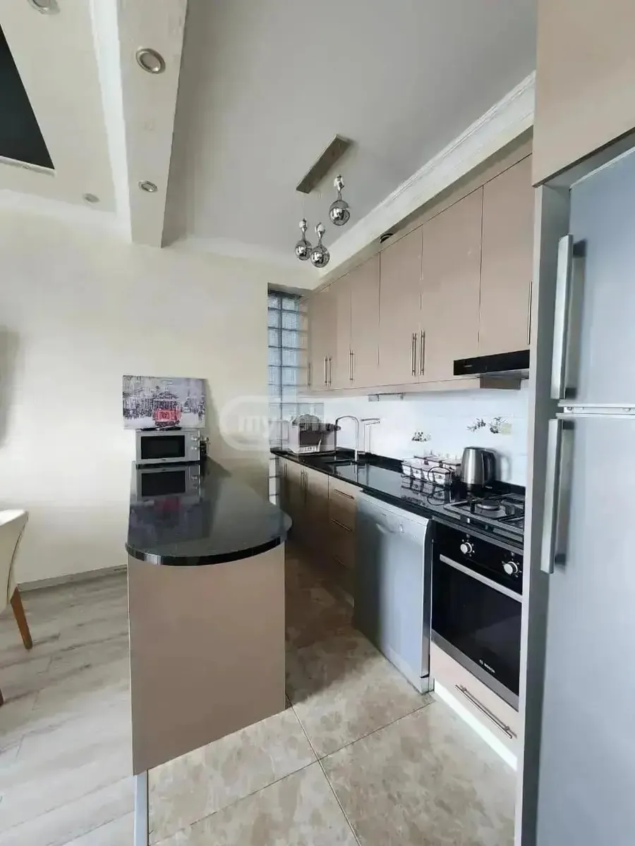 Квартира, 3-комн., 100 м²